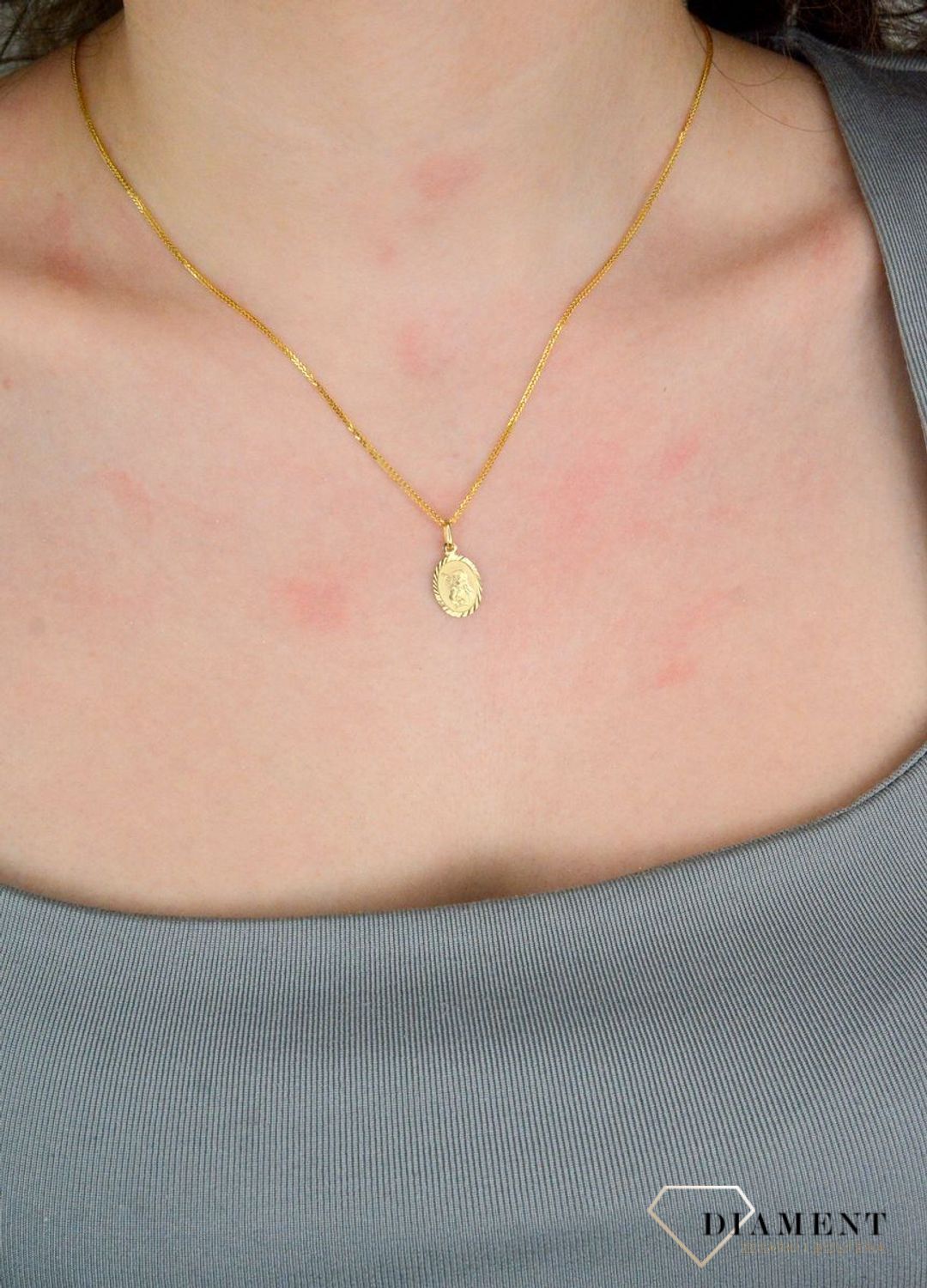 Zawieszka złota próba 375, anioł stróż ZA 1237A 375 Medalik będący wspaniałą pamiątką i prezentem z okazji chrztu, komunii czy bierzmowania. Zawieszka wykonana ze złota próby 375.1.jpg